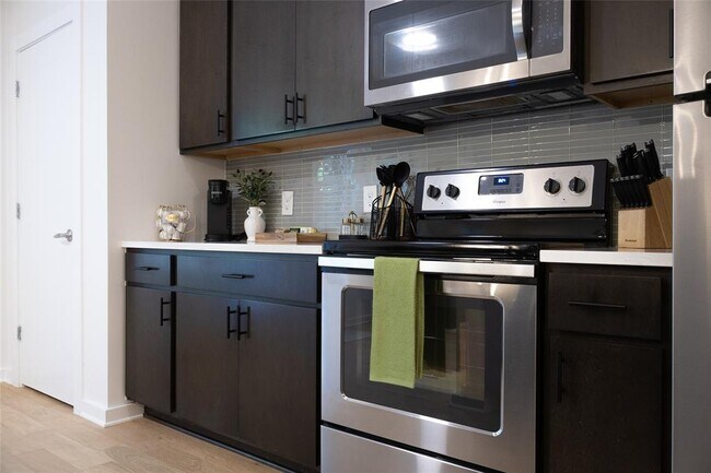 Building Photo - 2505 Thornton Rd