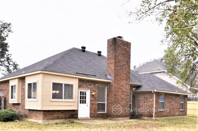 Building Photo - 813 Raintree Ln