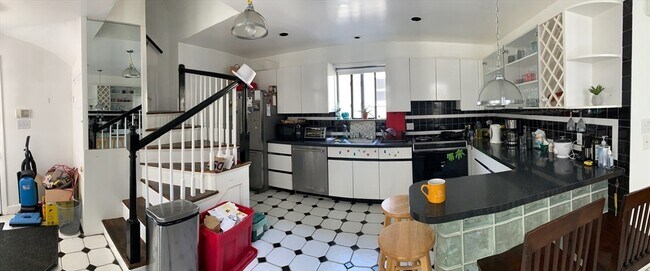 Building Photo - 13 Dodge St