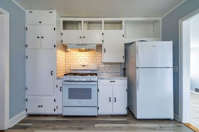 Building Photo - Adorable move in ready bungalow.