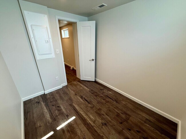 Building Photo - 3 Bedroom / 2 Bath Home - Bespoke Elegance in the University District!