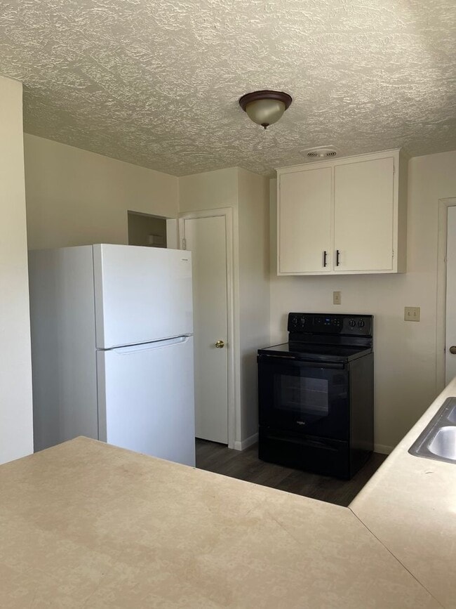 Building Photo - 3 Bedroom House Available Now!!