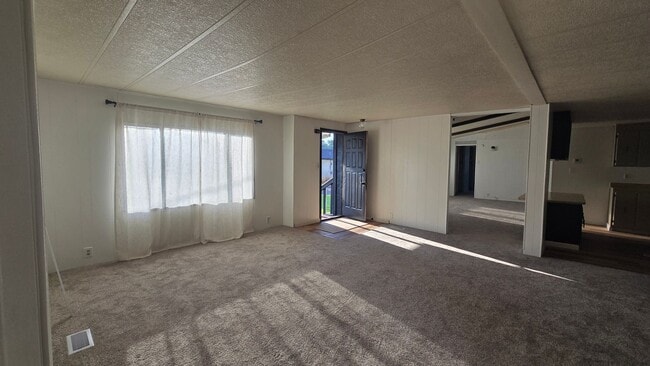 Building Photo - Welcome to this 3-bedroom, 2-bathroom home...
