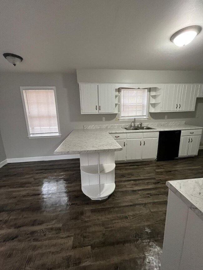 Building Photo - Picturesque Home Worth Checking Out