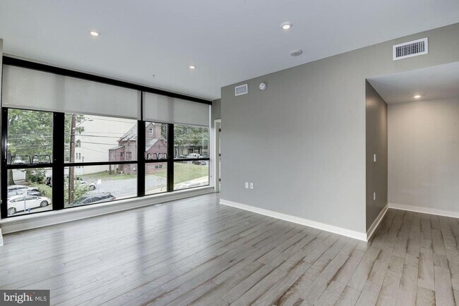 Building Photo - 1320 Fenwick Ln