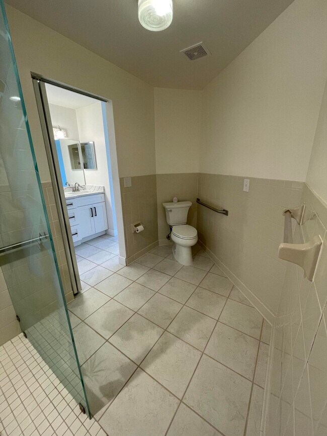 Building Photo - 613 Manatee Dr