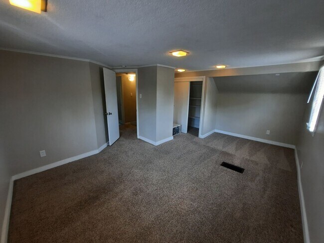 Building Photo - 3 Bedroom, 2 Bathroom Home with 1+ car attached garage