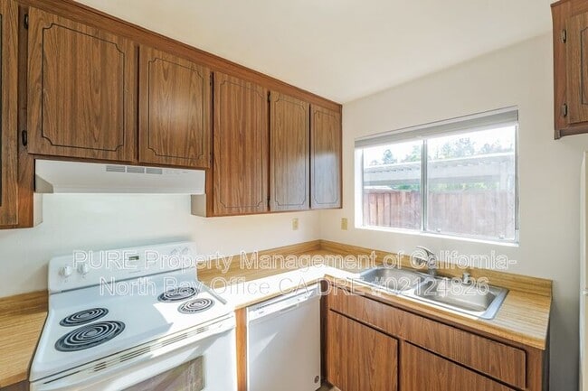 Building Photo - 629 Racquet Club Cir