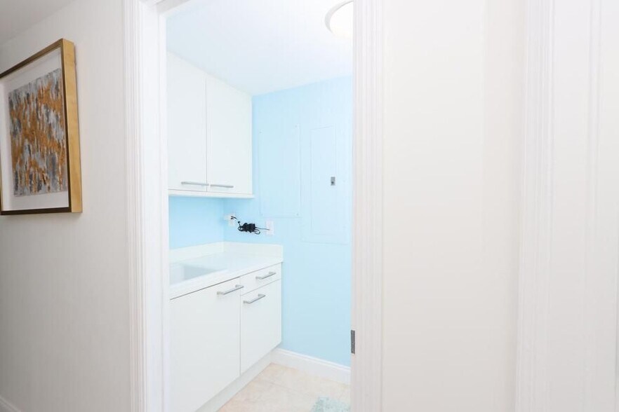 Building Photo - 411 N New River Dr E