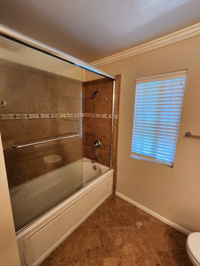Building Photo - Upper 1 Bedroom Unit Located in Verano Com...