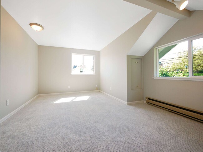 Building Photo - 2 Bed 1.5Bath Single-family House Availabl...