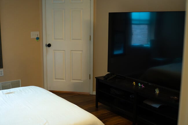 Building Photo - 2 bed 2 bath Condo