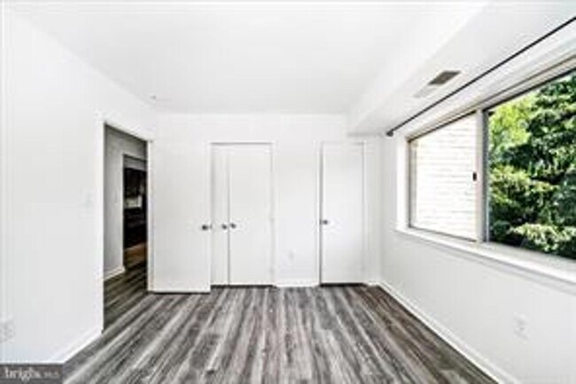 Building Photo - TOP FLOOR CONDO WITH QUIET VIEW