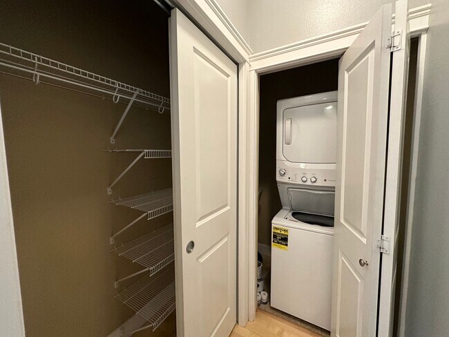 Building Photo - 1 Bed, 1 Bath Condo with Bellingham Bay View and parking garage