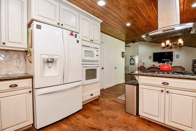 Building Photo - 922 Chantilly Ln