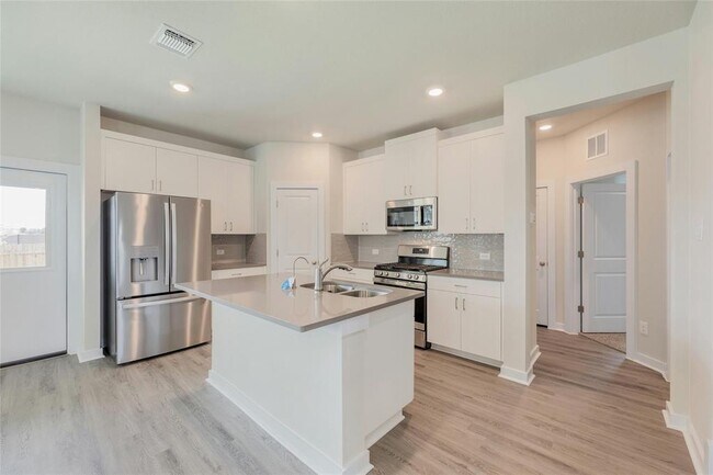 Building Photo - 512 Clearlake Dr