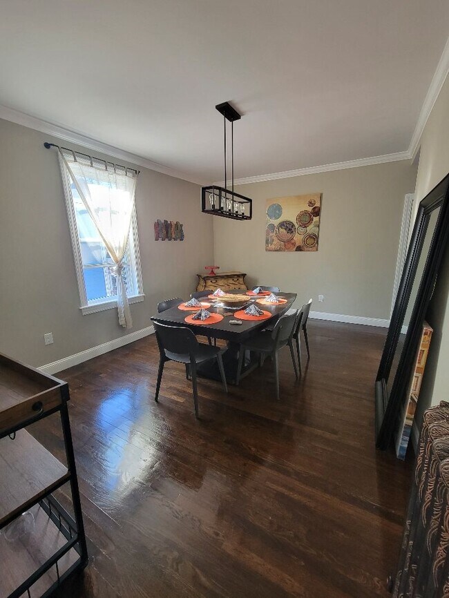 Building Photo - 107 Munroe St