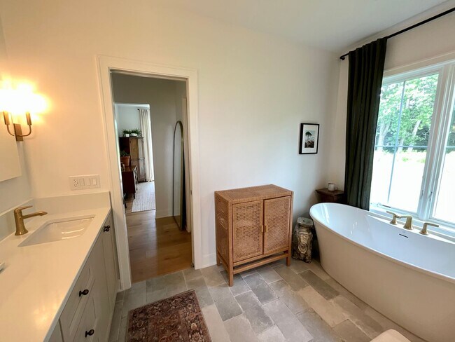 Building Photo - 3-bedroom, 2.5 bathroom furnished home in Saint Joseph