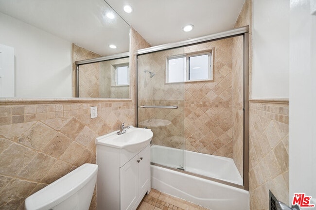 Building Photo - 710 Westmount Dr