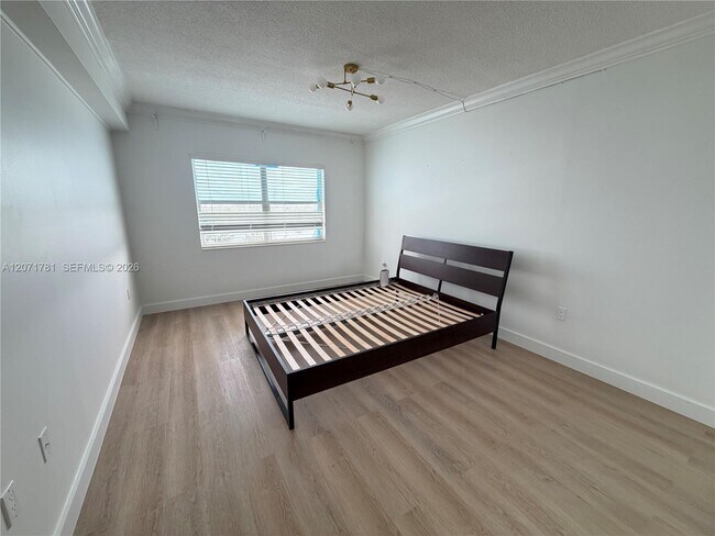 Building Photo - 400 Kings Point Dr