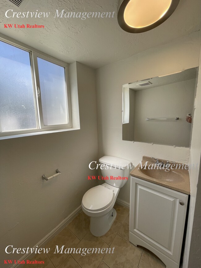 Building Photo - Spacious Home in Magna – Convenient Location! 1st month's rent free!