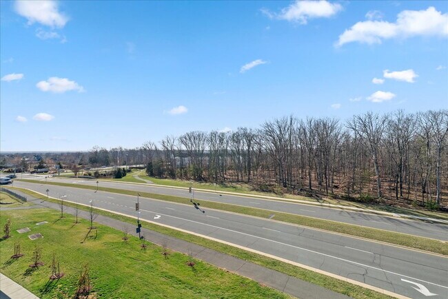 Building Photo - Stunning 4BR / 4.5BA End-Unit Townhome in Brambleton - Built in 2024!