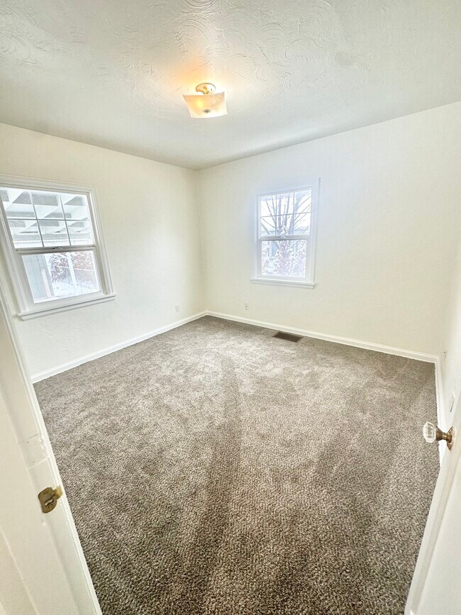 Building Photo - 715 NE Spitzenburg St