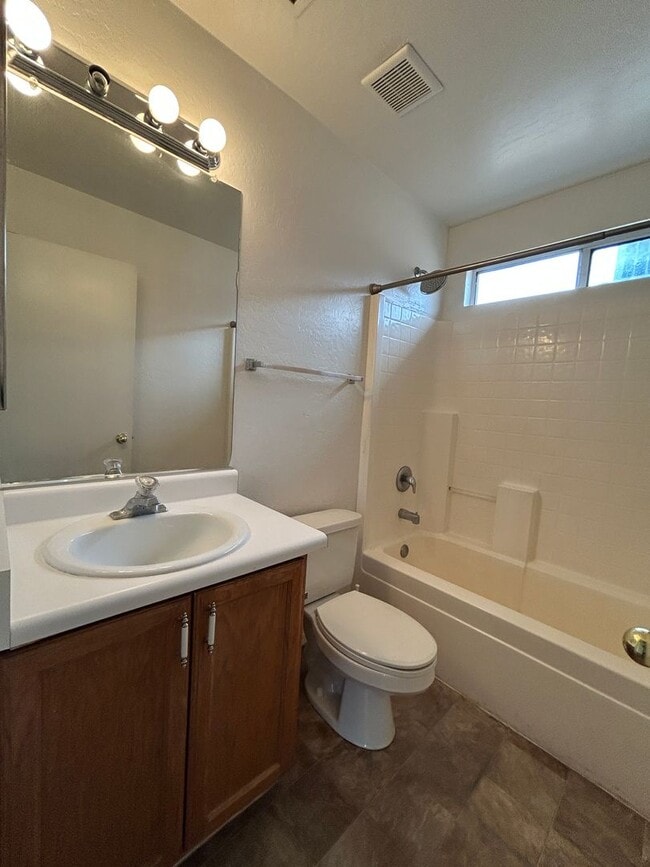Building Photo - 3 Bedroom 2 1/2 Bathroom Freshly painted & carpet, Close to Grand Canyon University