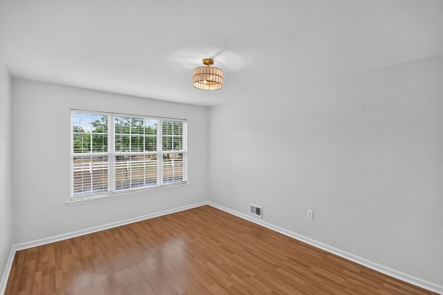 Building Photo - 574 Beachway Ave