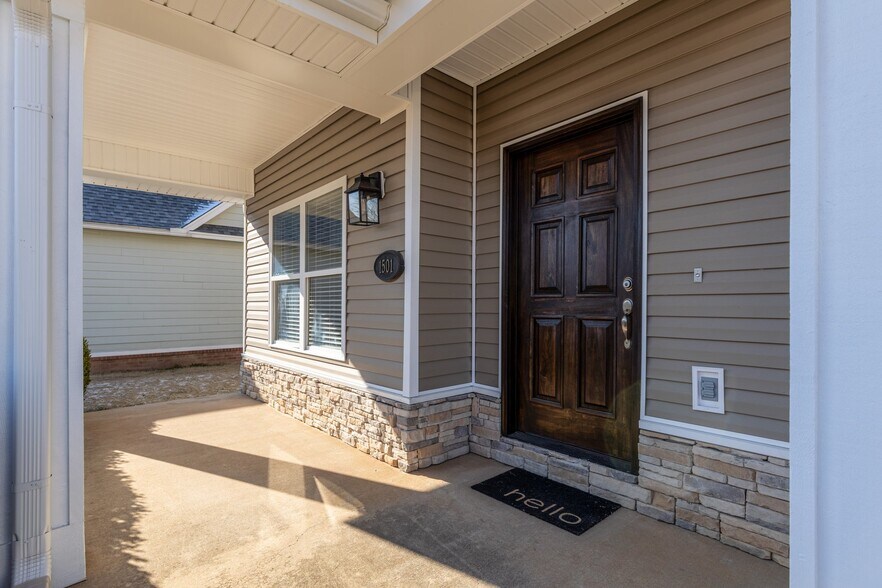 Building Photo - 1501 NE Dysart Woods Ln