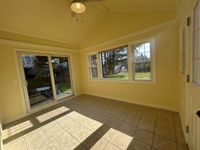 Building Photo - 25 Putnam Ave