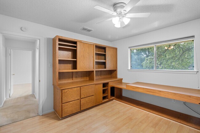 Building Photo - 1000 Space Ln