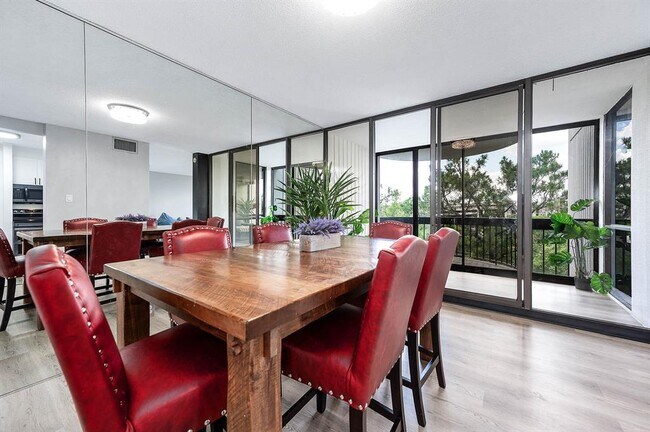 Building Photo - 5001 Woodway Dr