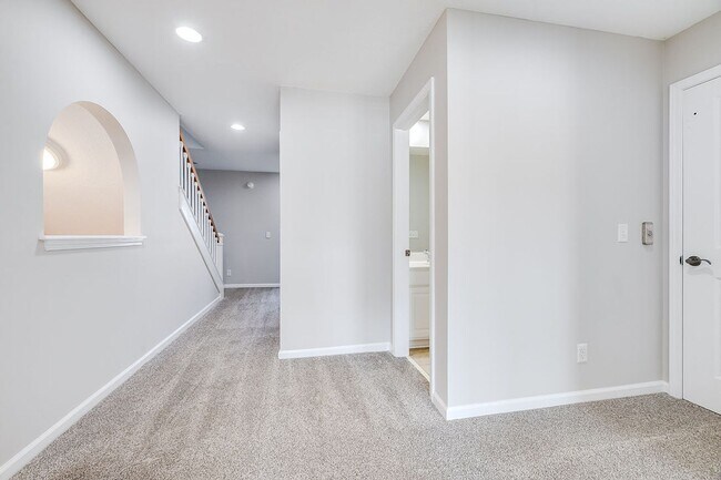 Building Photo - Spacious 4BR Townhome with Elevator in the Heart of Pooler