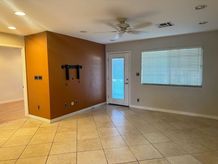 Building Photo - 1850 E Maryland Ave