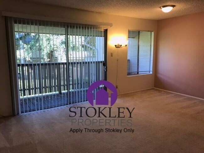 Building Photo - Stokley Properties Presents: 2712 Oak Rd #65!