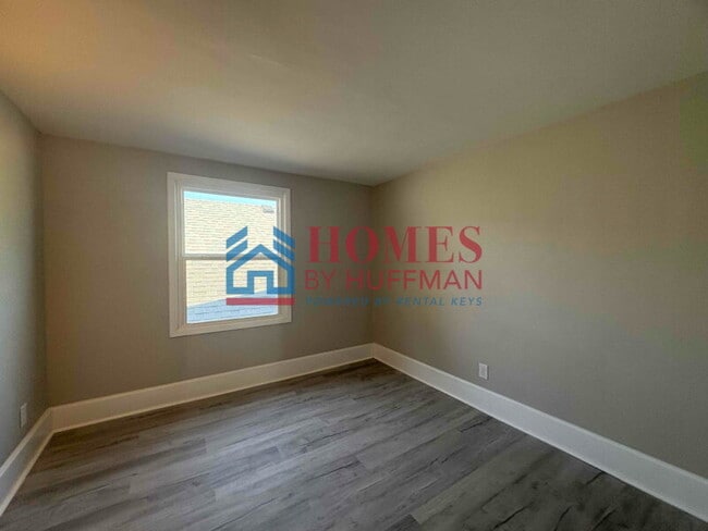 Building Photo - Five Bedroom House | 2 Full Bath | Move In...