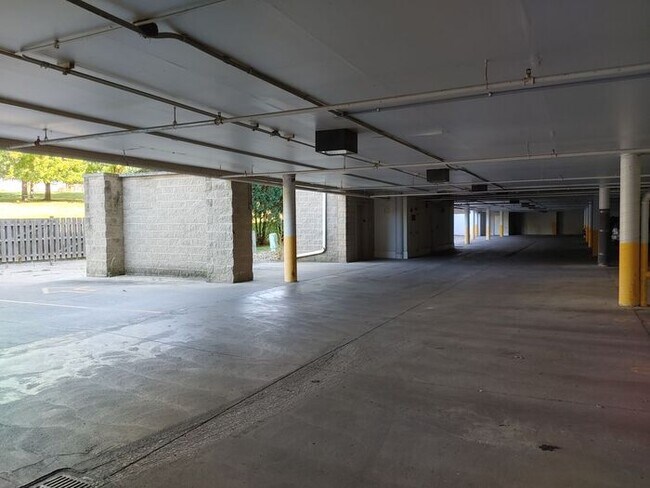 Building Photo - $1,550 | 2 Bedroom, 2 Bathroom Condo | No ...