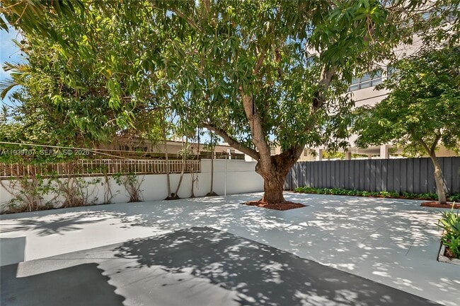 Building Photo - 2327 SW 22nd Terrace