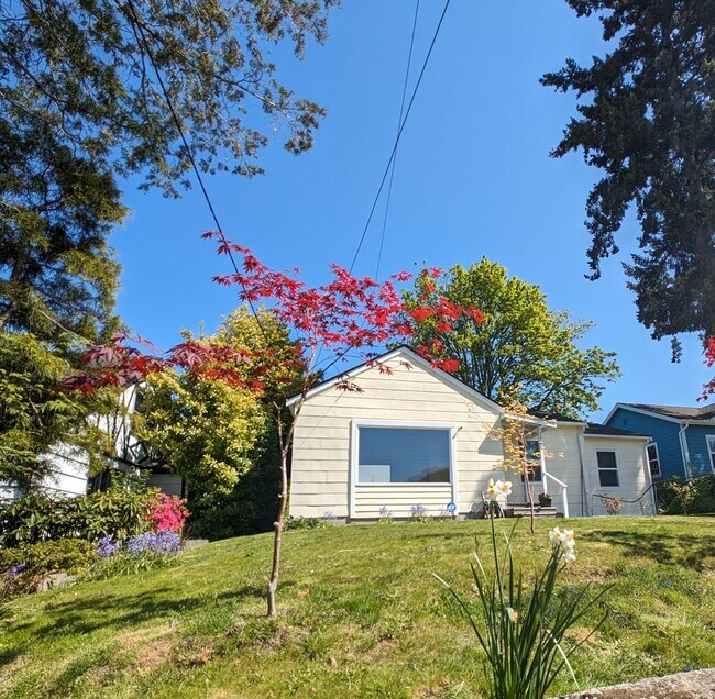 Building Photo - Updated 3 Bedroom Charmer in the Heart of ...
