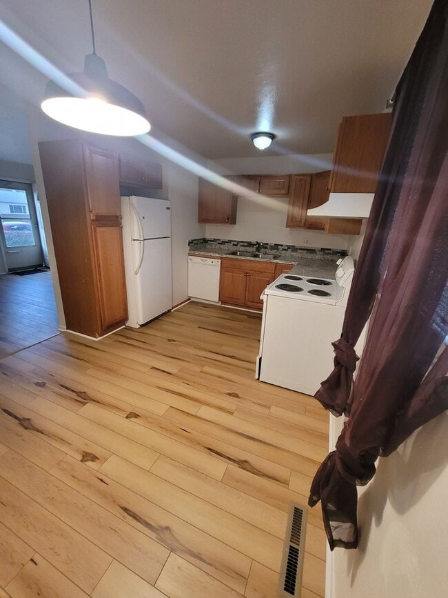 Building Photo - $1665 | 3BR/1BA | Spacious 3 Bedroom Home for Rent in Southeast Colorado Springs