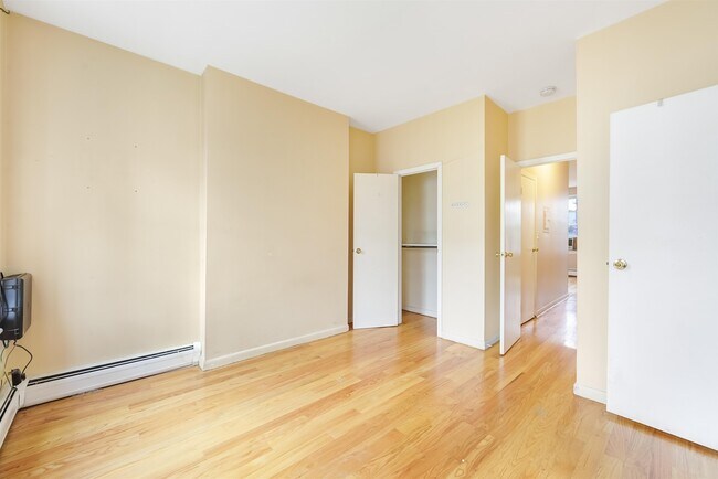 Building Photo - 523 Adams St