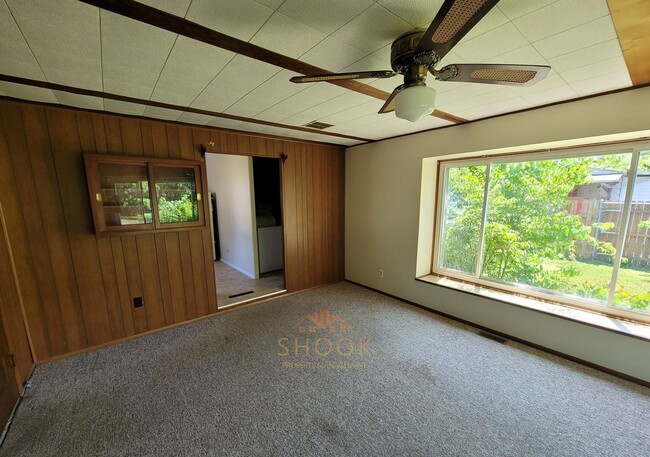 Building Photo - AVAILABLE JUNE 2026 - 2 BR + DEN WITH LARGE YARD