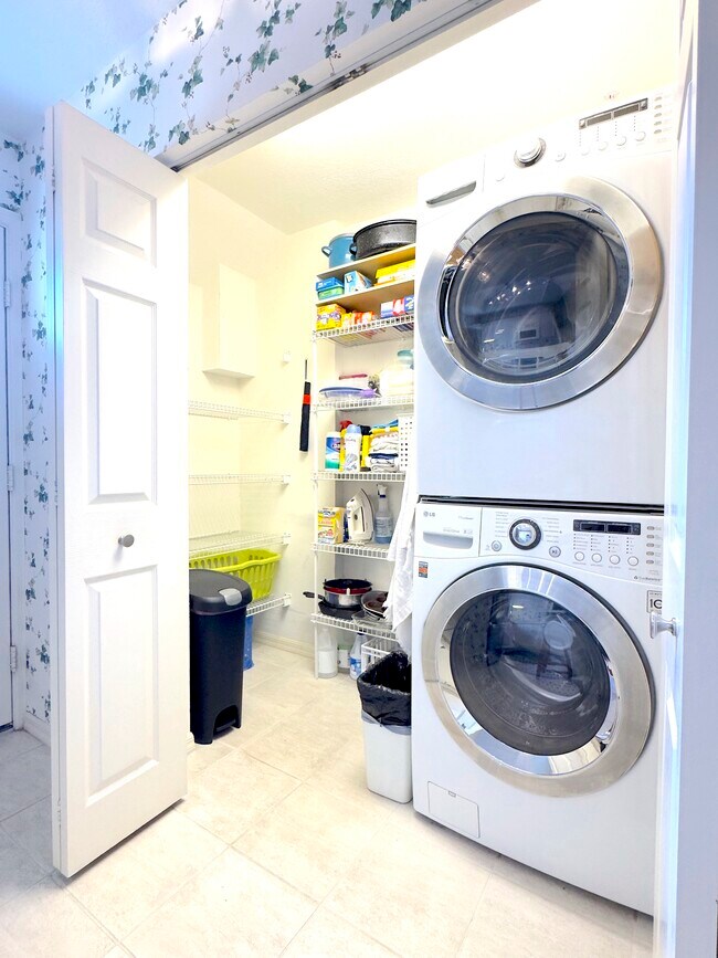 Building Photo - 8370 Wingate Dr