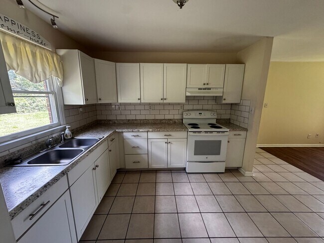 Building Photo - 2115 Cameo Dr