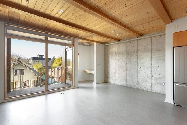 Building Photo - Walkability on Mississippi! With Parking +...