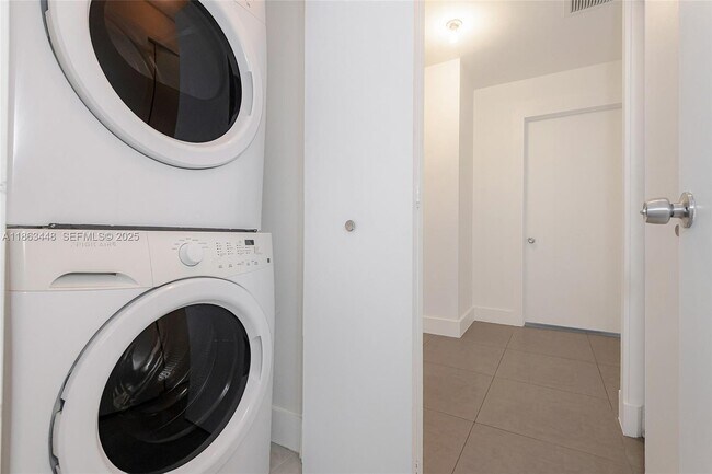 Building Photo - 555 E Dania Beach Blvd