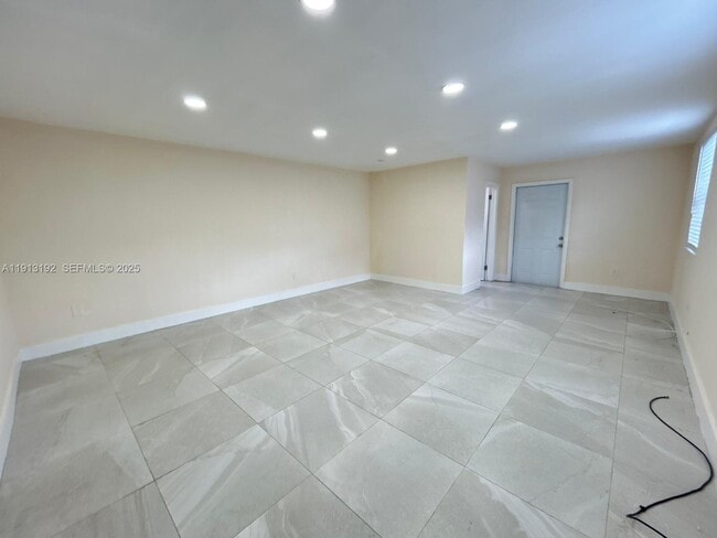 Building Photo - 610 E 8th Ave