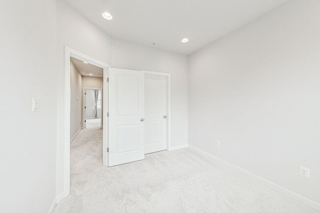 Building Photo - Contemporary 4 bedroom, 3.5 bath Open Concept Townhome!