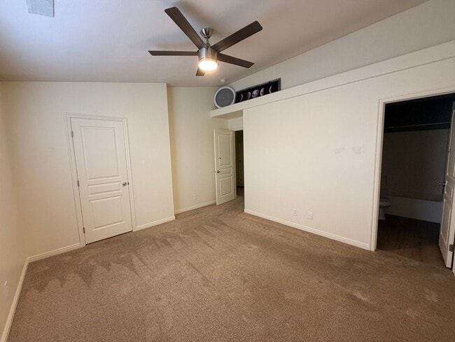 Building Photo - Great location 3 bed, 2.5 bath, 1 car garage townhome in the Dino Tracks area.